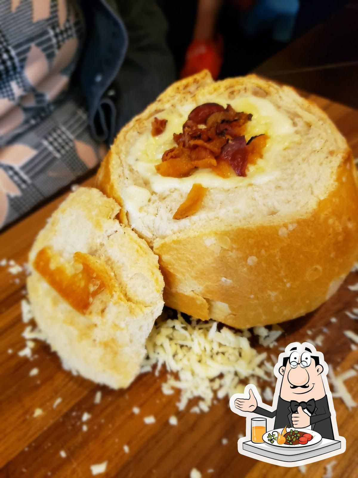 Sopa servida no pão